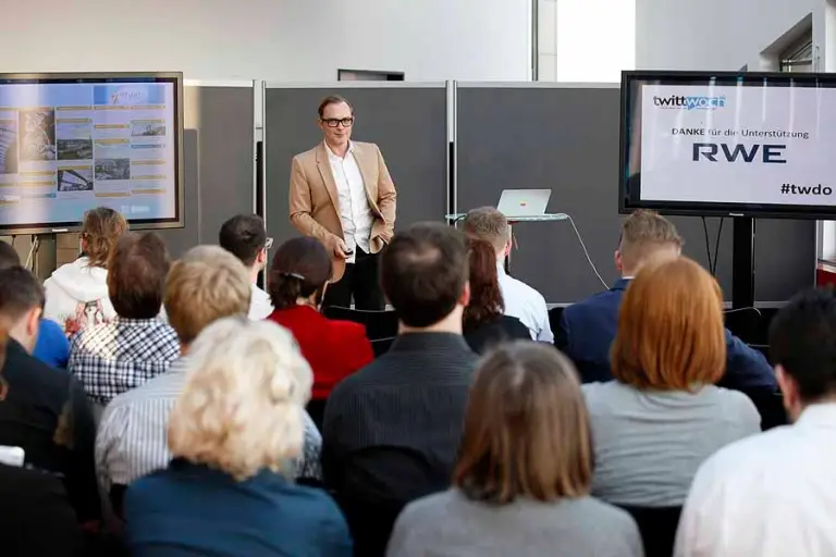 Vortrag vor Publikum beim siebten Twittwoch Dortmund im RWE Tower