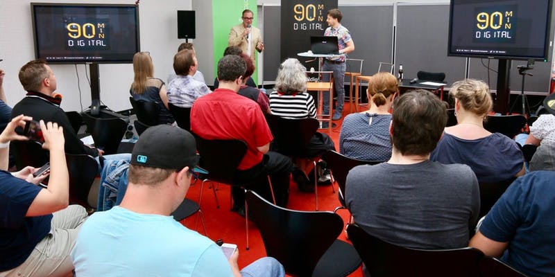 Publikum bei 90MIN.digital in Dortmund mit Achim Hepp und Axel Kopp auf der Bühne
