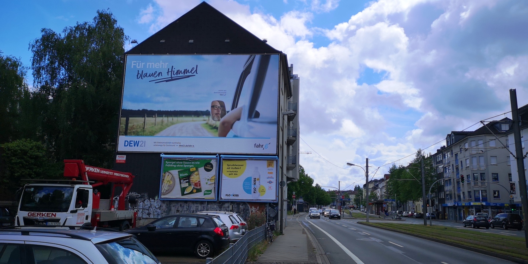 DEW21 Fahr-E-Kampagne mit Achim Hepp als Testimonial auf einer beleuchteten Hausfassade in Dortmund