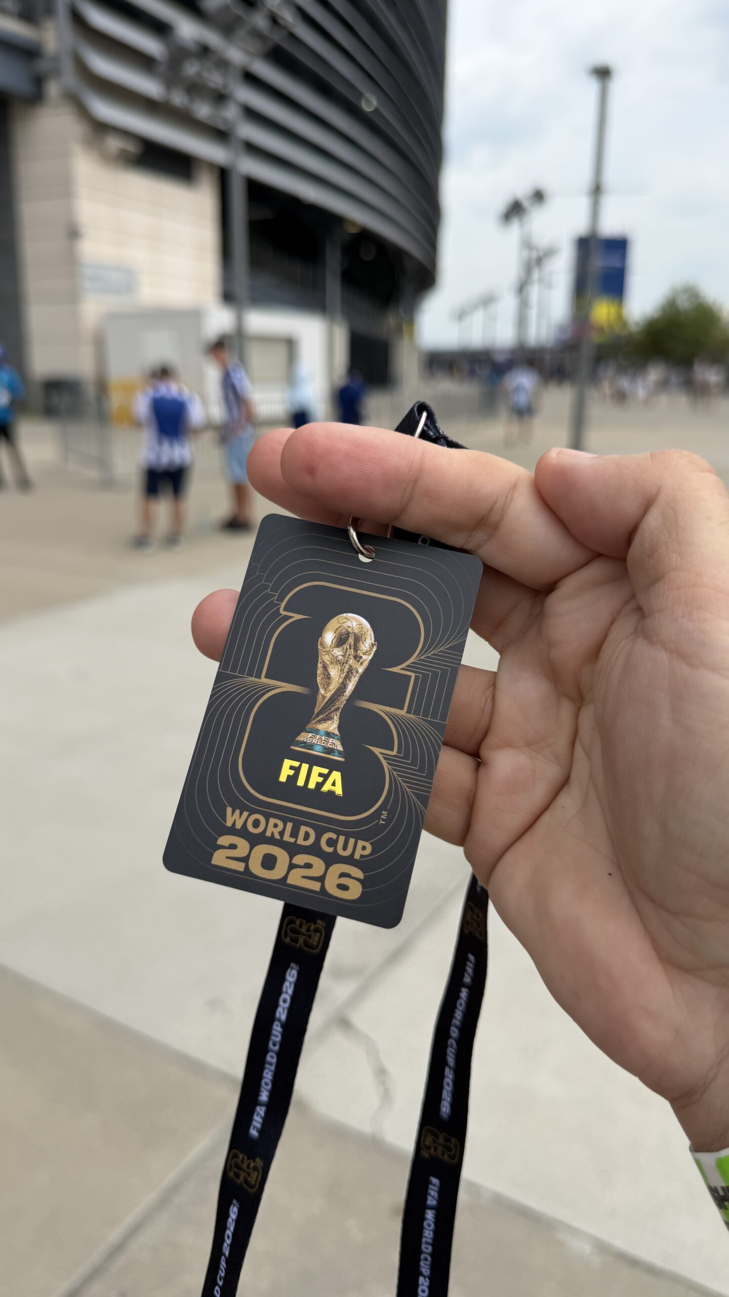 Physische FIFA Fan ID am Lanyard vor dem Stadion