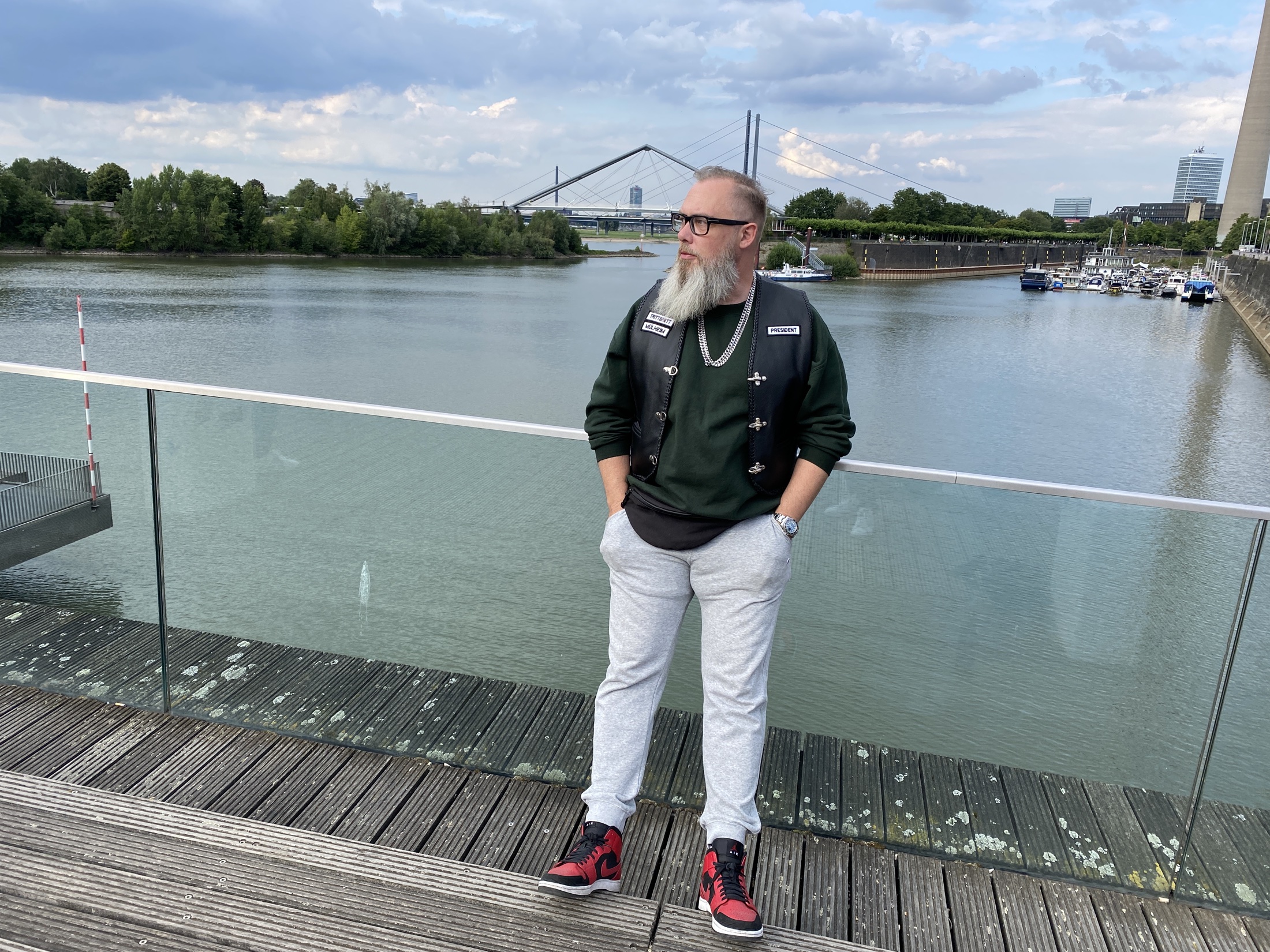 Achim Hepp beim Kampagnenshooting für Trittbrett E-Scooter am Düsseldorfer Medienhafen