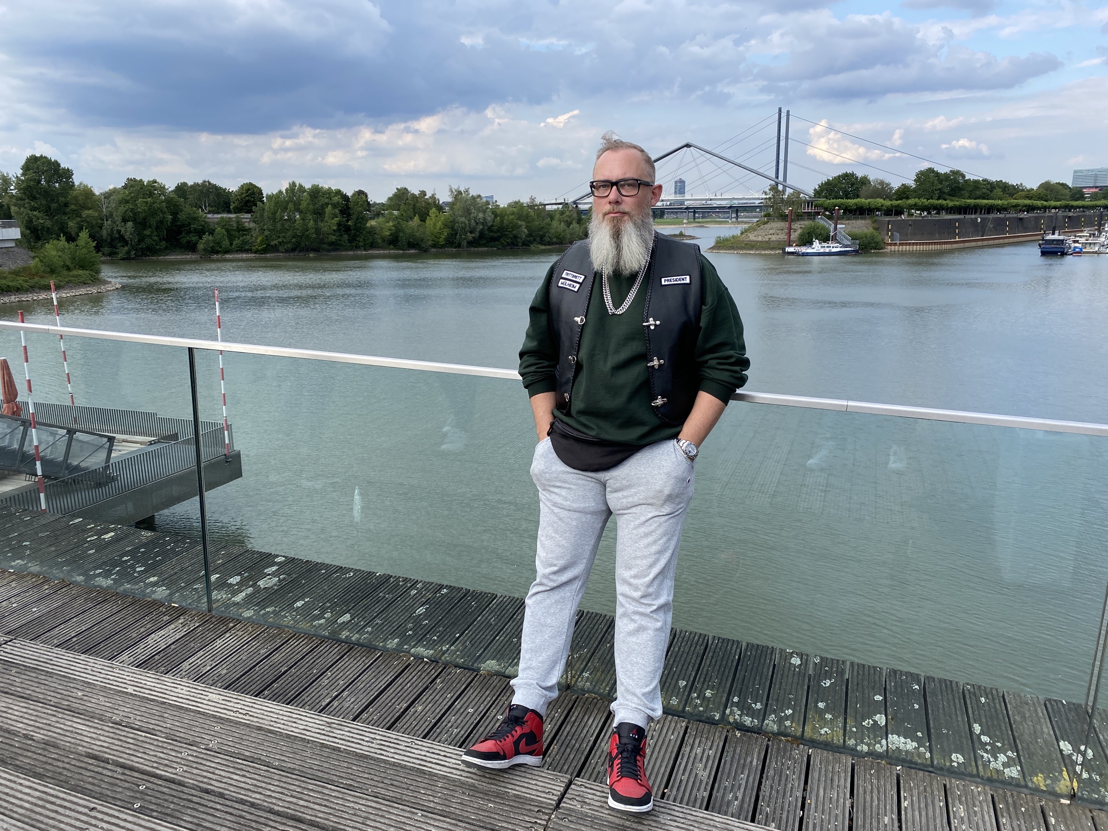 Achim Hepp beim Trittbrett E-Scooter Kampagnendreh am Wasser