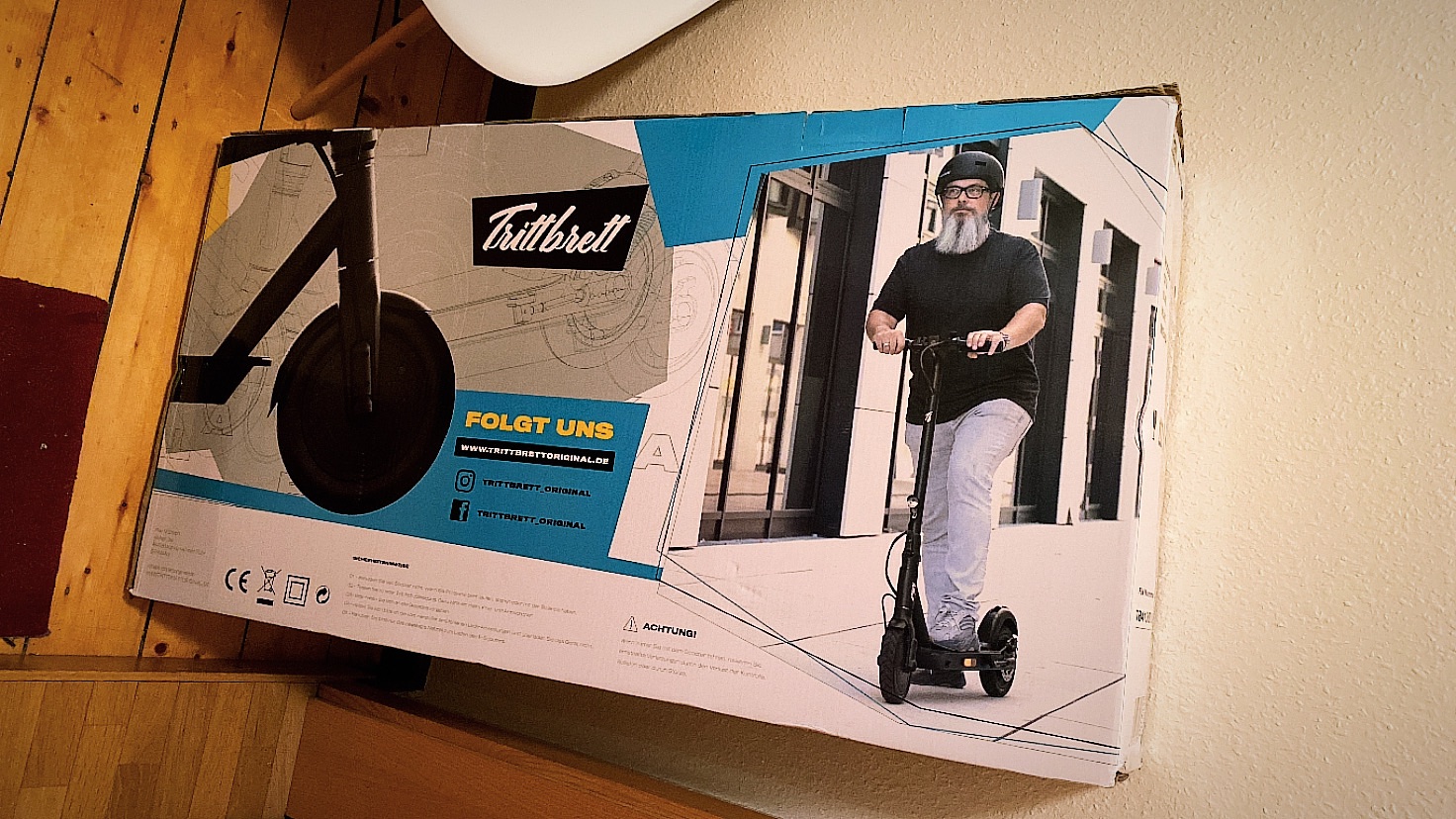 Trittbrett E-Scooter Verpackung mit Achim Hepp als Model